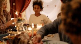 De kunst van gezellig tafelen creëer een warme sfeer tijdens het eten